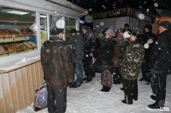  У Луцьку через негоду людям бракує хліба. ФОТО